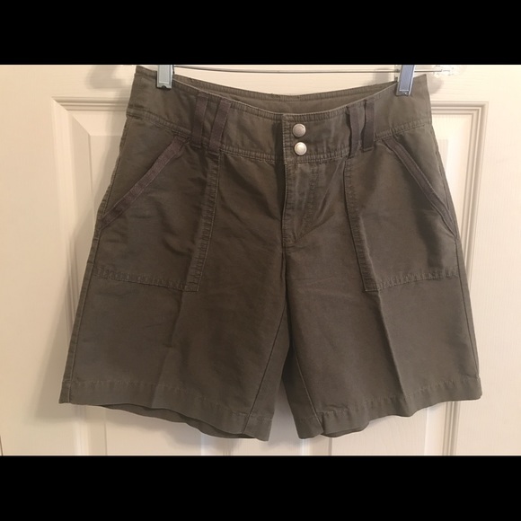 Liz Claiborne Shorts Size 4P Olive Green - Picture 4 of 9